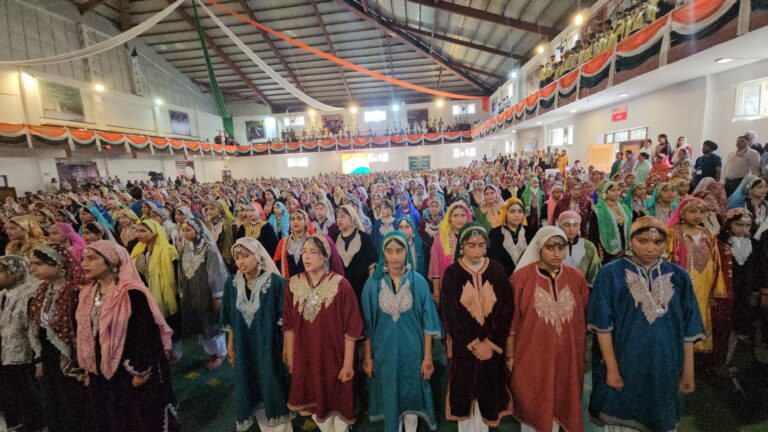 I-Day Celebrations: 10,000 young women from Baramulla set a world record by performing the largest-ever Kashmiri Folk Dance