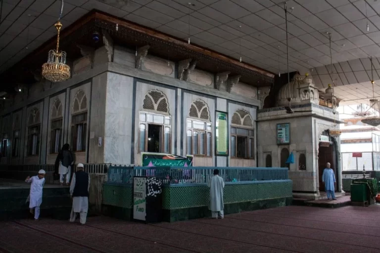 The Mughal conquest comes through Disciples, Not Makhdoom Sahib!