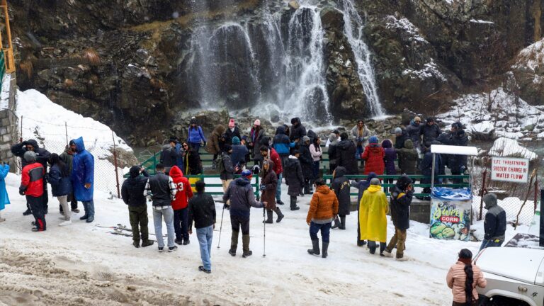 Kashmir Tourism Records 5.21 Lakh Visitors in First 4.5 Months of 2026