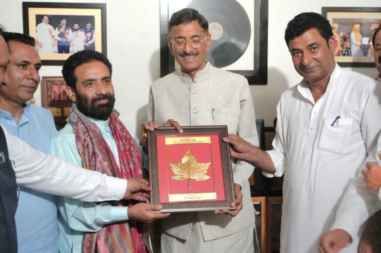 Dr Satish Vimal Honoured by MoS Defence for Literary Contributions