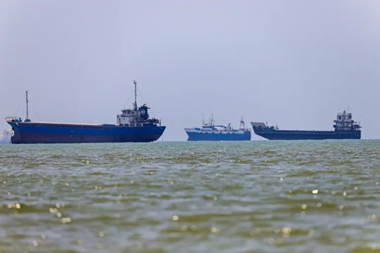 UN Begins Evacuating 11,000 Sailors Stranded in Hormuz