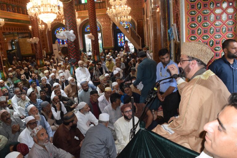 Mirwaiz Addresses Devotees at Dastgeer Sahib