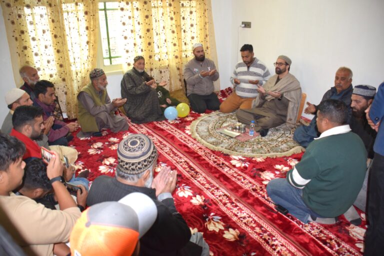 Mirwaiz Visits Bereaved Families, Offers Fatiha