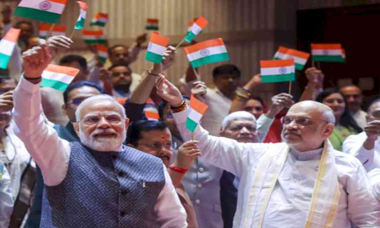 Shah Hails Modi’s 25 Years of Service