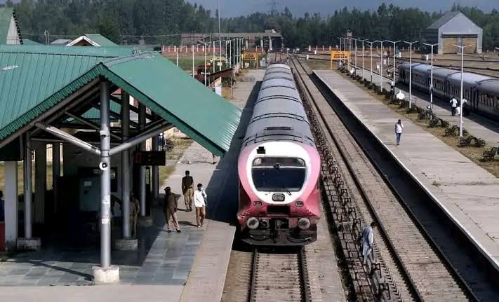 Vande Bharat Staffer Killed by Parcel Train