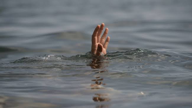 Bystander Prevents Elderly Man From Jumping Into River Jhelum
